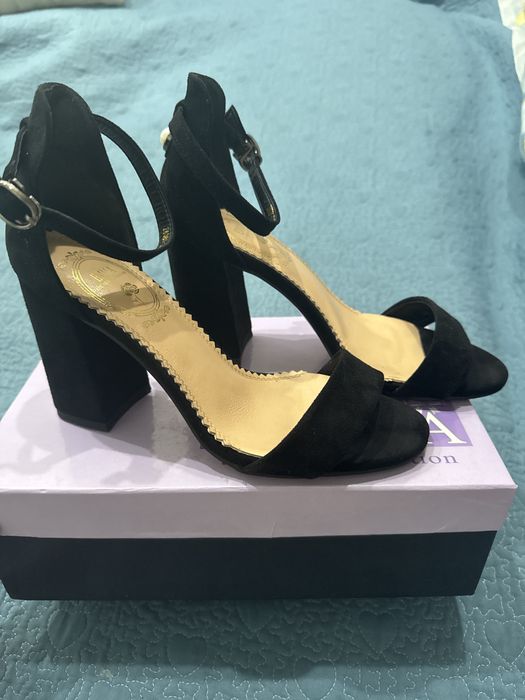 Босоножки черный замш