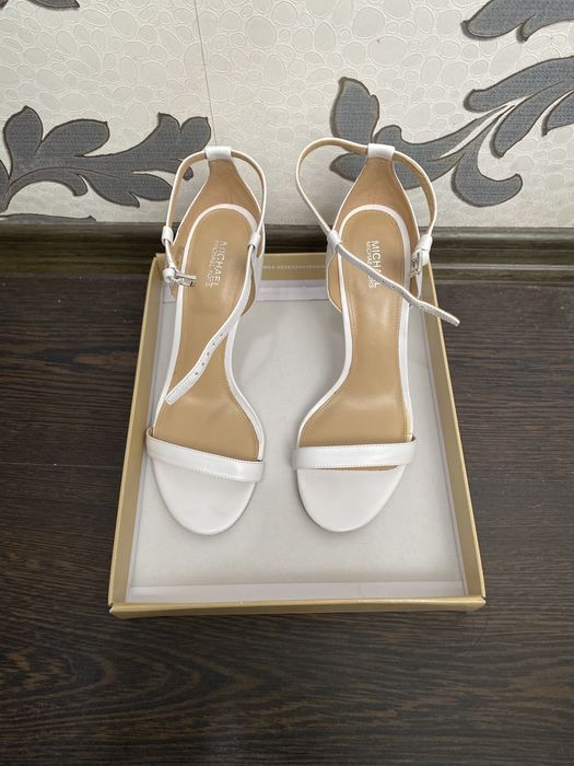 Michael Kors Sandale de piele lacuita cu toc stiletto Asha, Alb, 38,5