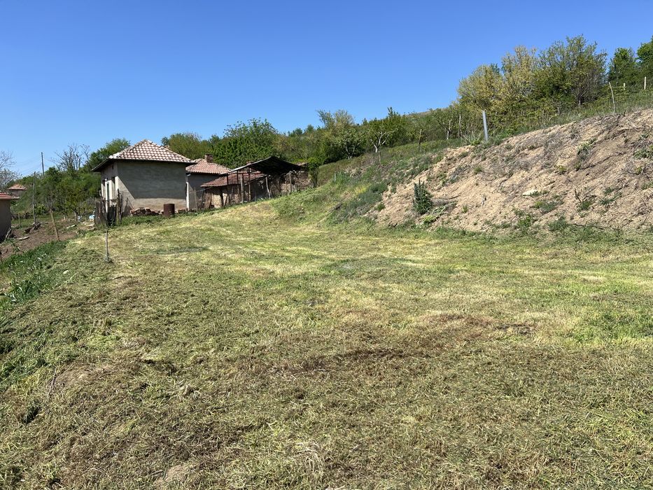 Празно дворно място