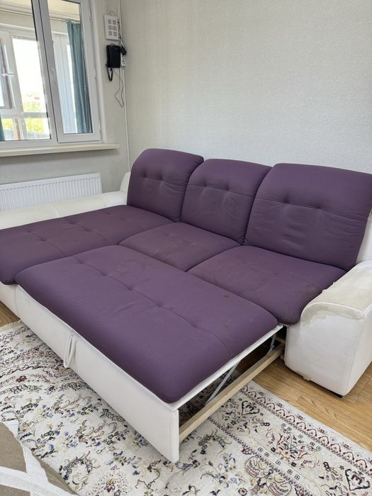 Продам диван с чехлом