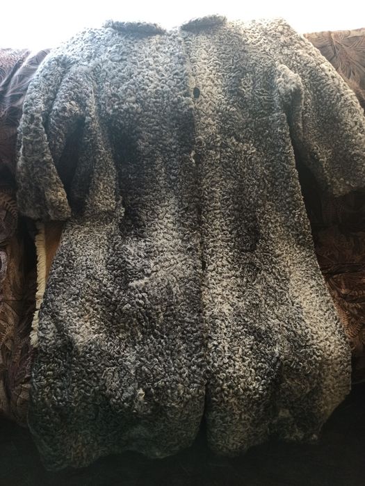 Новая красивая шуба натуральная каракулевая.