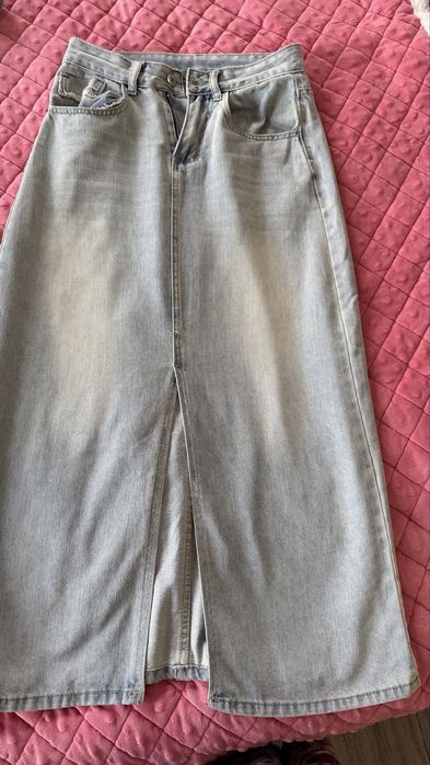 Джинсовая юбка с разрезом