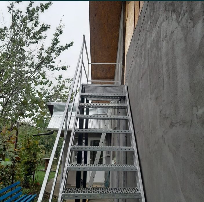 Vând scarii metalice zincate