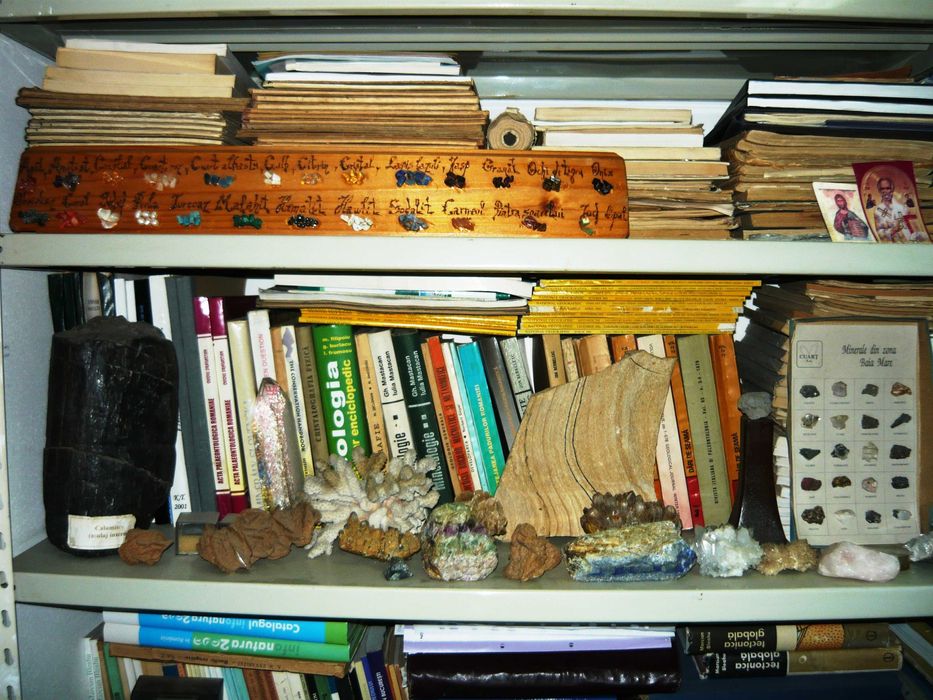 Pietre semipretioase / esantioane mineralogie, petrologie si zacaminte