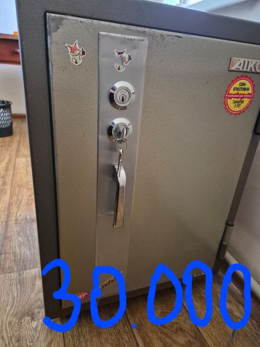 Продается офисеая мебель, сейф