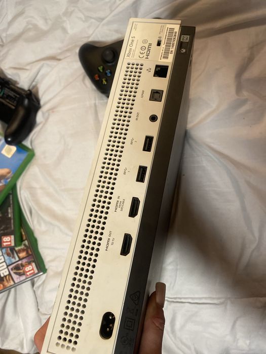 Xbox One S 1TB + 2 controllere + jocuri