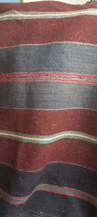 Тъкани черги и една покривка за маса