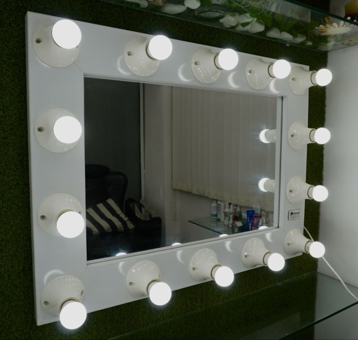 Огледало с осветление за грим