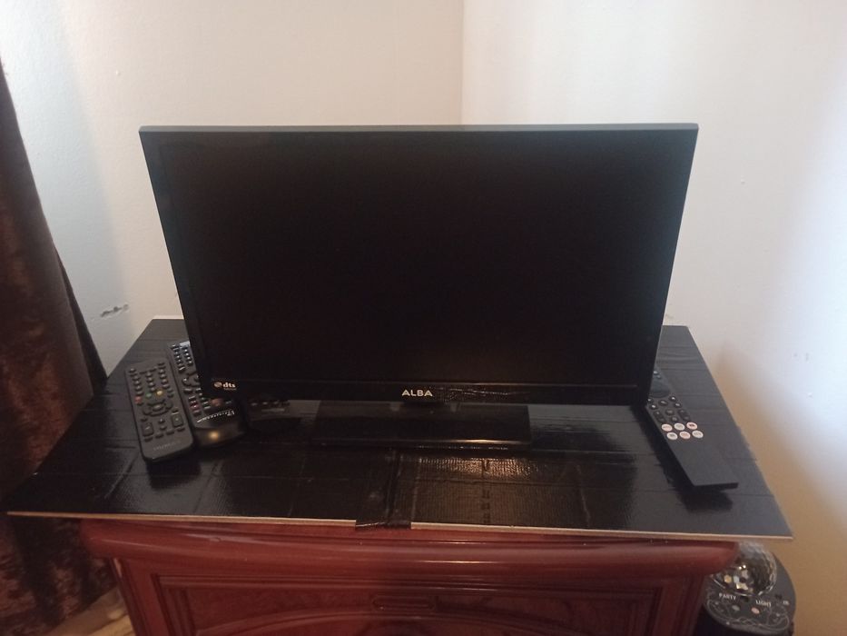 Vînd 4 tv LCD jvc telefunken lg diag 82 și 107