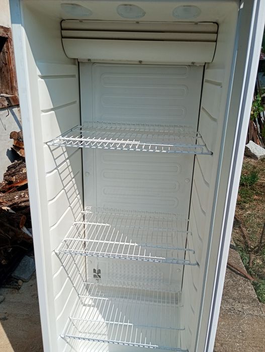 Продавам два броя хладилни витрини и фризери