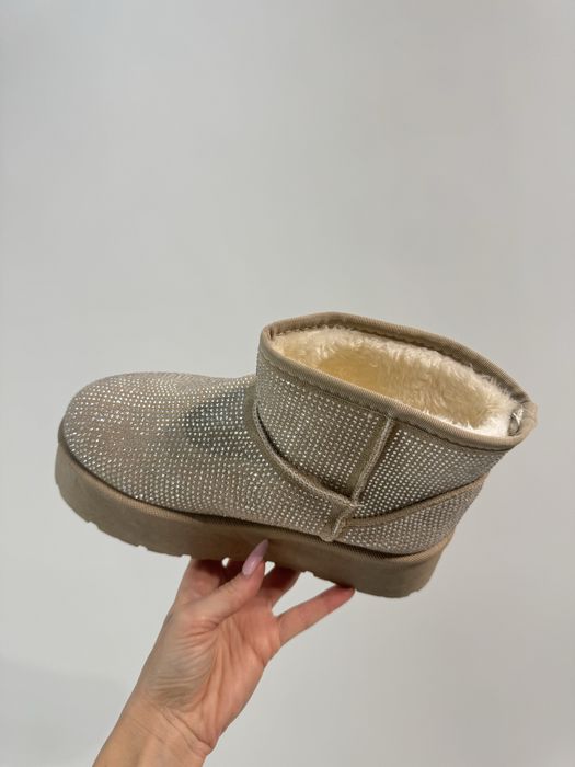 Олекотени чехли и боти с пух по модел Ugg