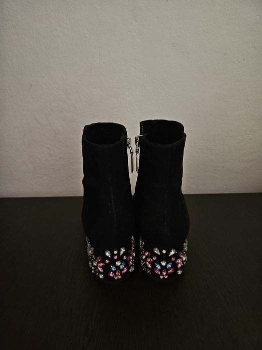 Botine negre cu pietre colorate pe toc 5 cm marimea 36