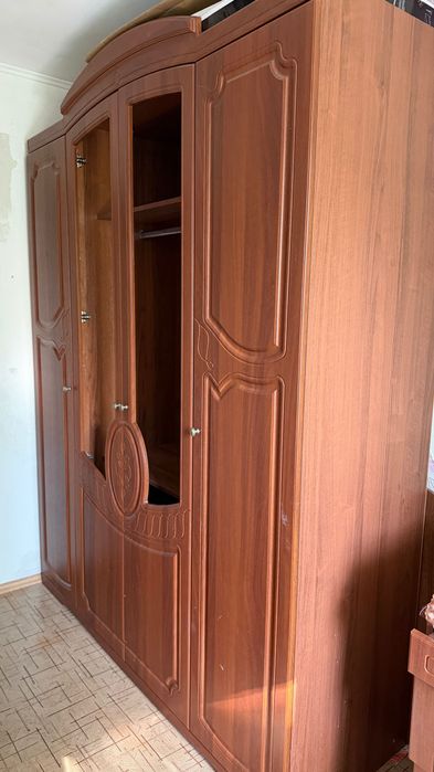 Шкаф большой для спальни