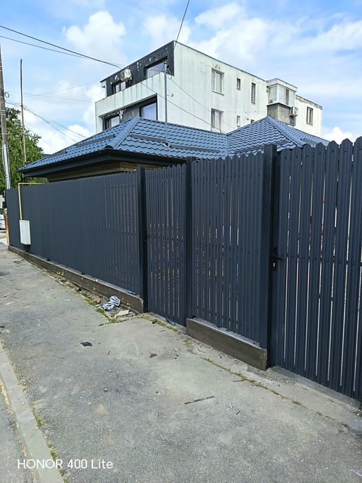 Garduri si porti din panouri stil jaluzele, sipca metalica, tabla cutata, plasa bordurata, fier forjat, BCA sau beton si alte modele disponibile