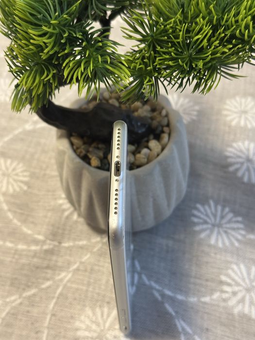 iPhone SE 2020 / 128GB / бял