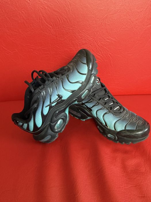 Продавам маратонки Nike Tn air с леки следи от употреба