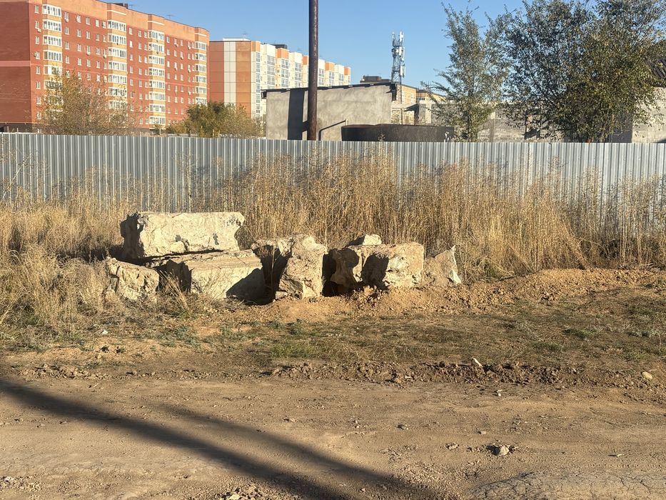 Бетонный бой, старые фундаменты