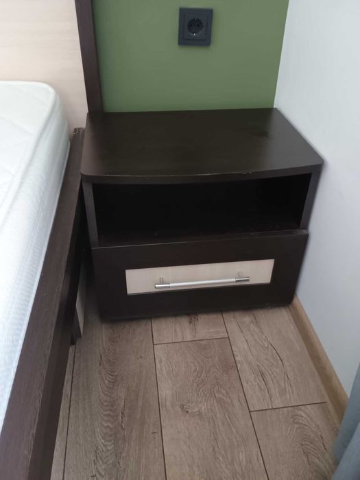 Спалня с матрак -двулицев и 2 нощни шкафчета