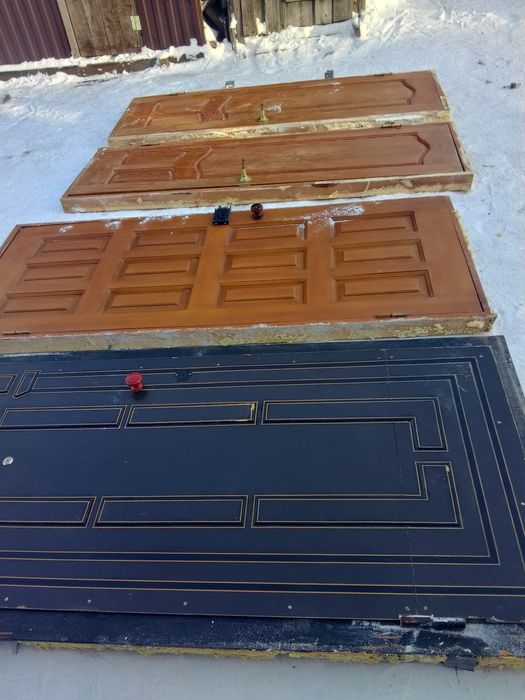 Продам двери входные.