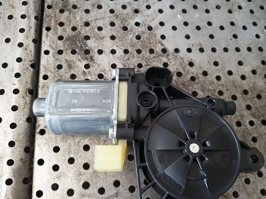 Motoras macara stanga fata skoda octavia 3 5e 5q0959801b 0130822717