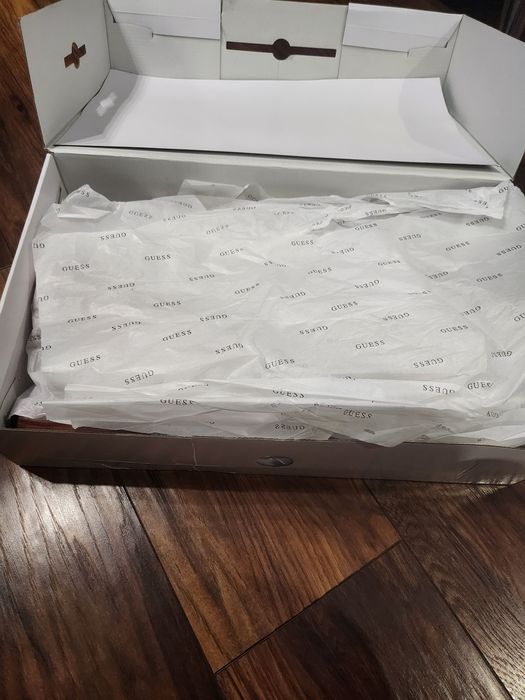 Чисто нови ботуши Guess