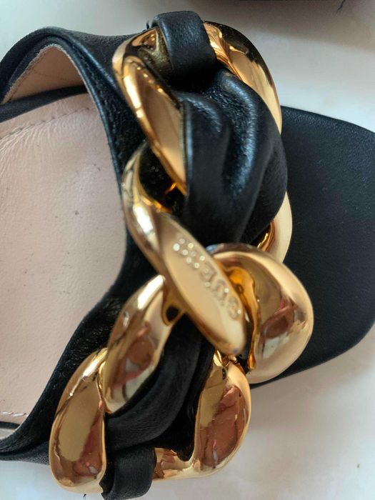 Сандали на ток Guess