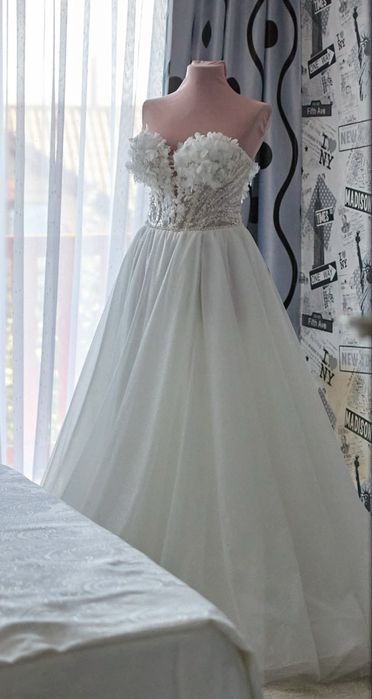 Rochie mireasa cu voal ivory