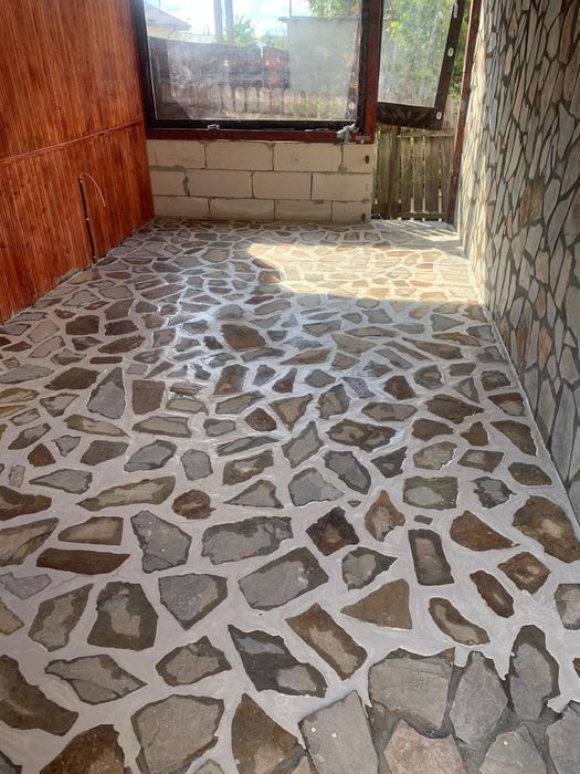 Vând piatra și montez  în toată tara transport gratuit oriunde