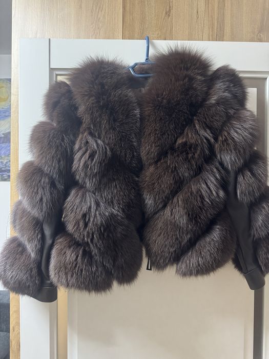 Blana naturala de vulpe in V maro ciocolatiu