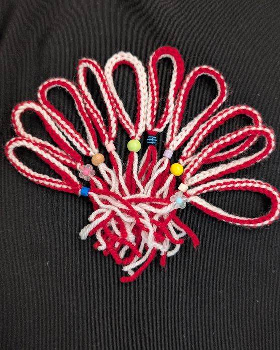 Мартеници ръчно плетиво