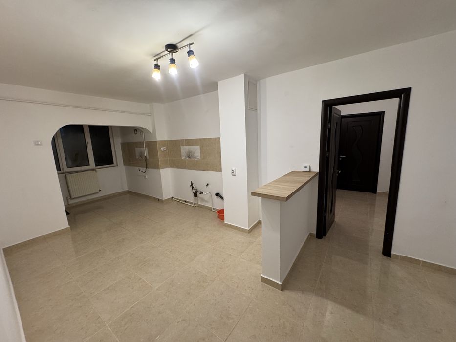 Inchiriez apartament nemobilat 4 camere parter Obcini