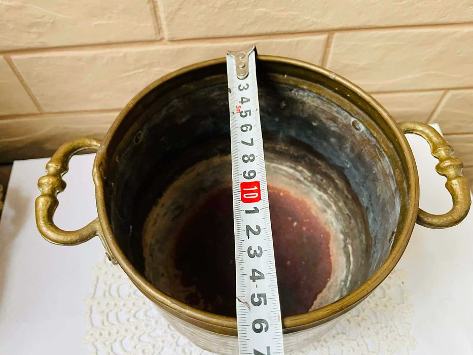 Красива месингова кашпа от Англия, масивна и здрава с 2 дръжки