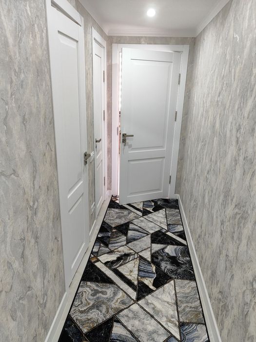 Yangi g'ishtli uy. Hali hech kim yashamagan.