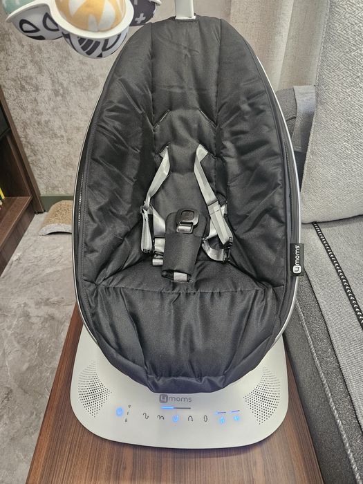 MamaRoo 5.0 черна + подложка за новородено