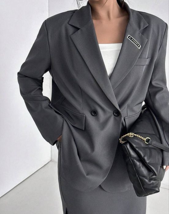 Дамски костюм с дълга пола и сако