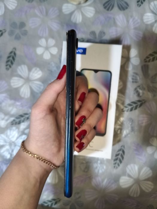 Телефон vivo 1820