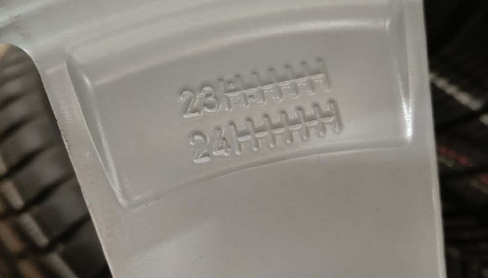 Оригинални нови джанти с гуми зимни 18 цола Audi A6 дот 2023г