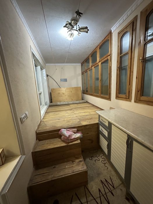 3-комнатная квартира 2- этаж. 9 мкр. Орентир 11- школа. 9 Базар.