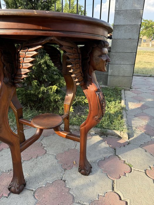 Masă din lemn masiv cu sculpturi