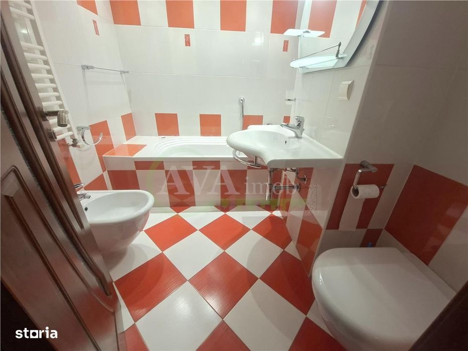 Apartamnet 3 decomandate, etaj 2, cu 2 bai, centrala, zona Ura