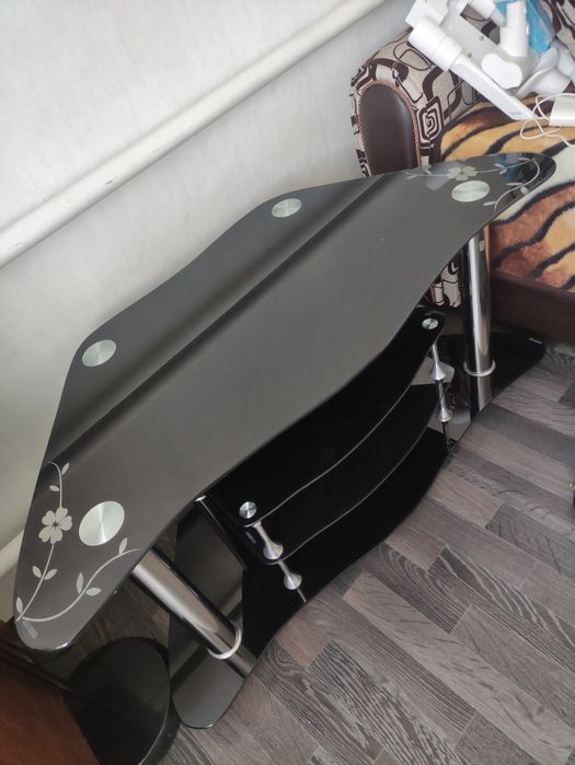 Стеклянная тумба/стол под телевизор