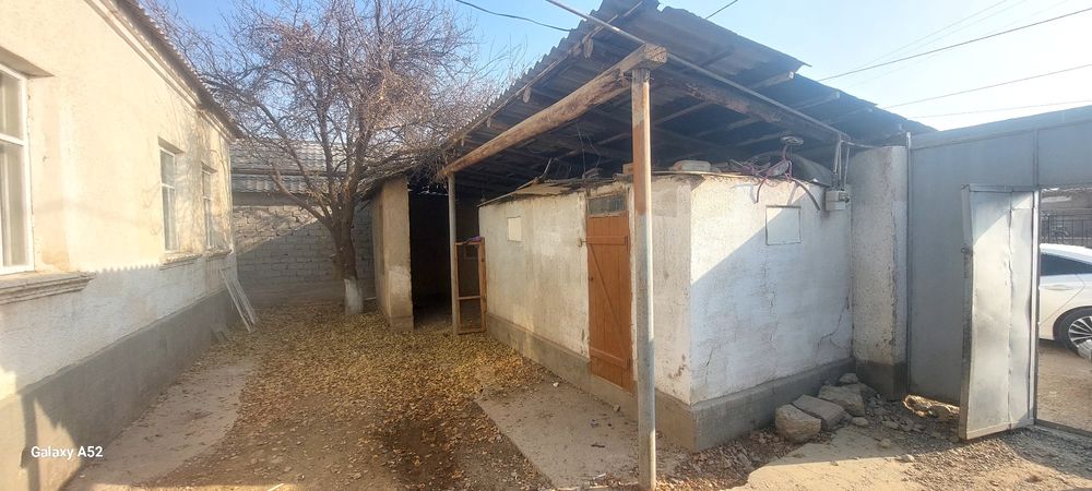 Үй қасында времянкасымен