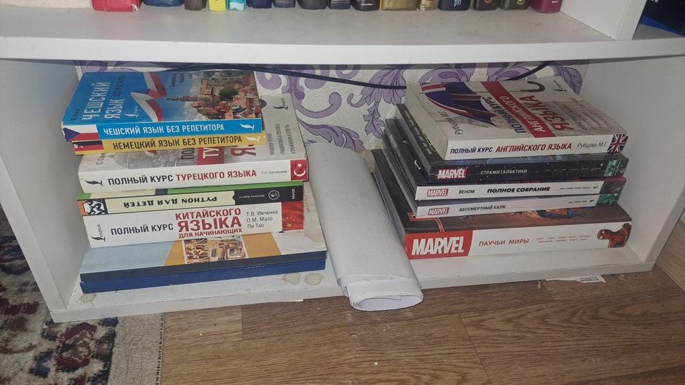 Книги и комиксы.