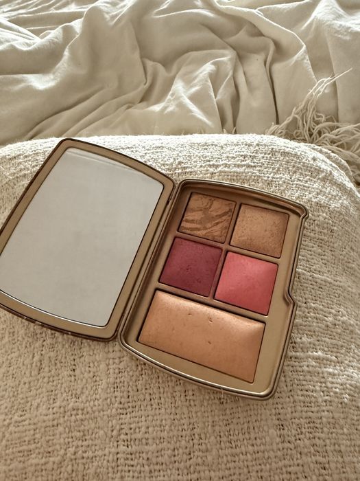 Hourglass палетка для лица