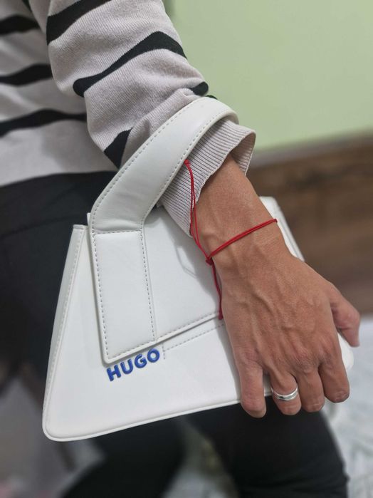 Бяла Чанта Hugo с дълга дръжка