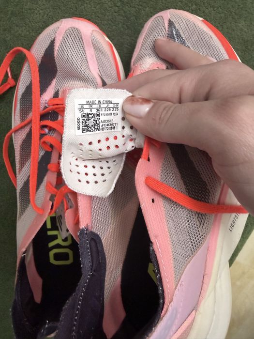 Оригинальные беговые кроссовки Adidas.