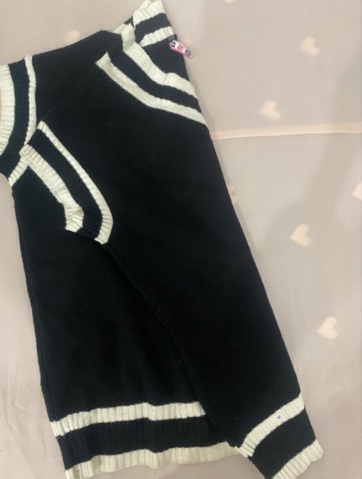 Черная школьная жилетка