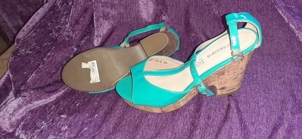 Продам босоножки новые