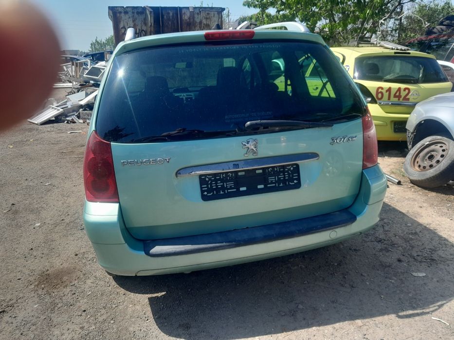 Продавам пежо 307  бензин на части 1.4 бензин