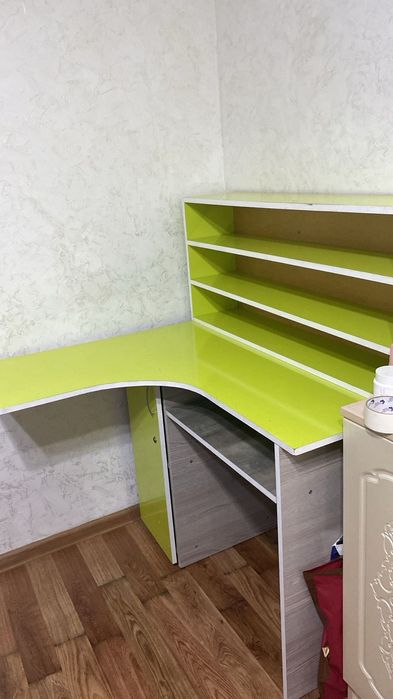 Маникюрный столы